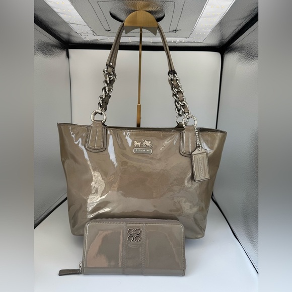 Coach 18770 Chelsea East West Shimmer Patent Leather Shoulder/Tote Bag + Wallet - Picture 1 of 15